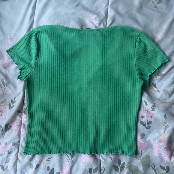 Forever 21 button up green crop top with ruffles at the sleeves - Picture 6 of 6